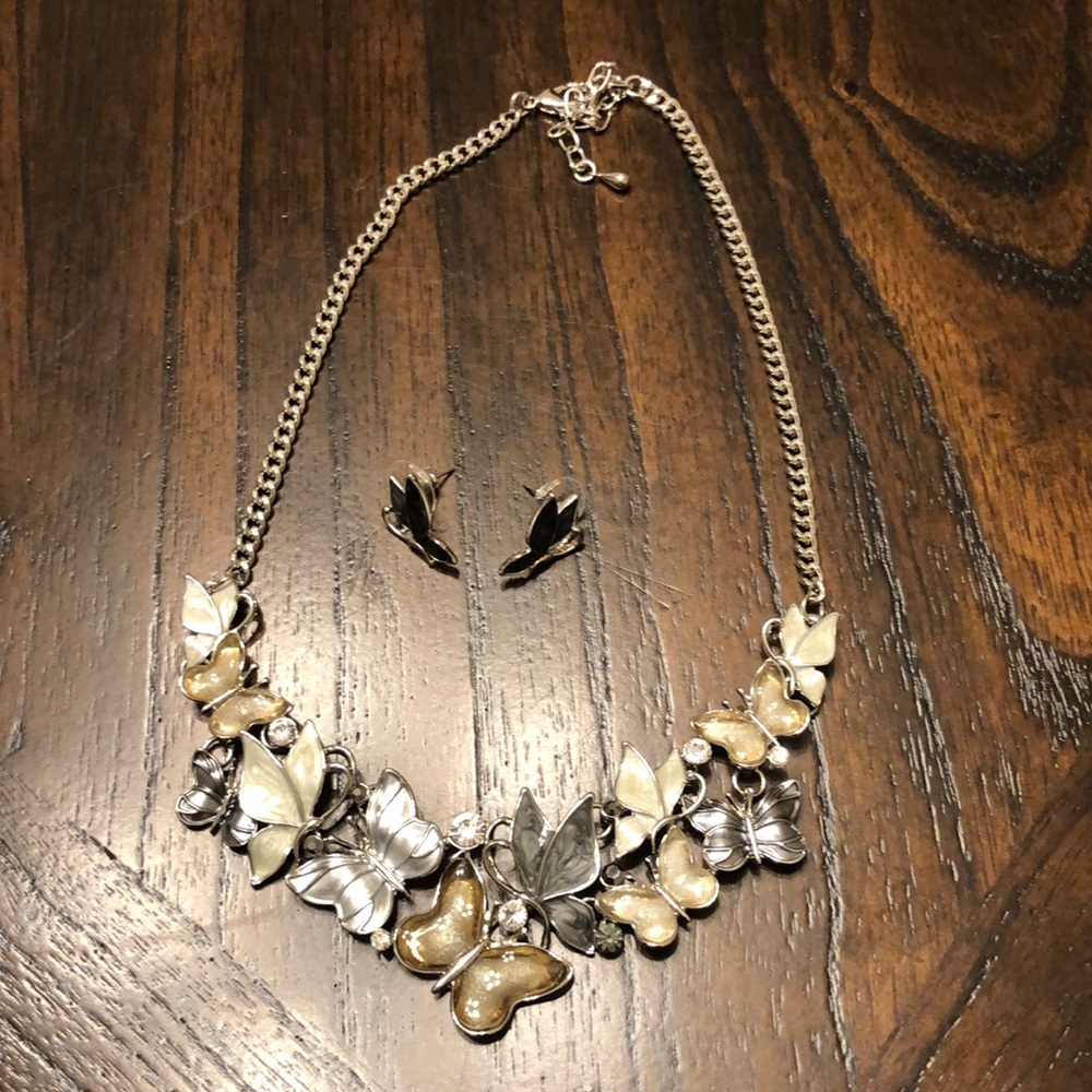 Butterfly Necklace with Earrings (NWOT)